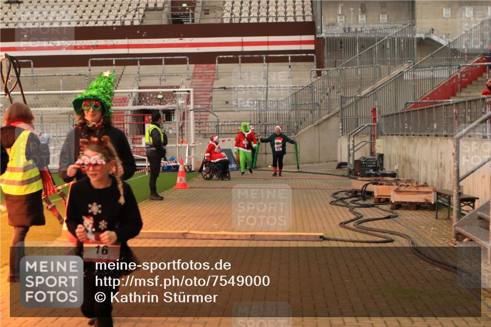 08.12.2024 - St. Pauli X-Mass-Run No. 14 Kathrin Stürmer Photography http://msf.ph/oto/7549000 08.12.2024 10:46:17 Ziel  meine-sportfotos.de