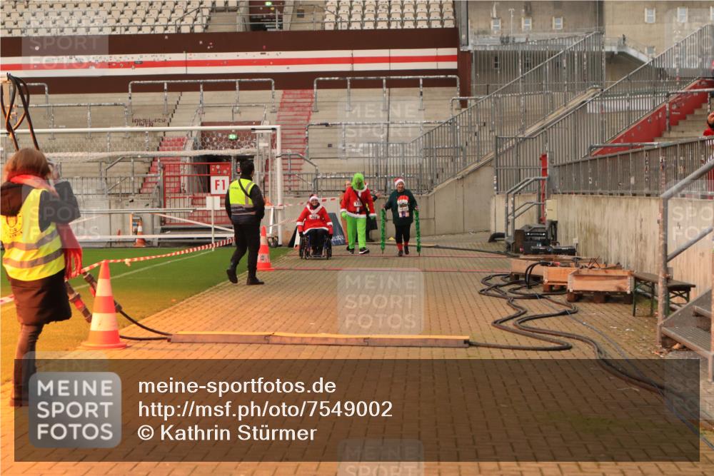 08.12.2024 - St. Pauli X-Mass-Run No. 14 Kathrin Stürmer Photography http://msf.ph/oto/7549002 08.12.2024 10:46:18 Ziel  meine-sportfotos.de