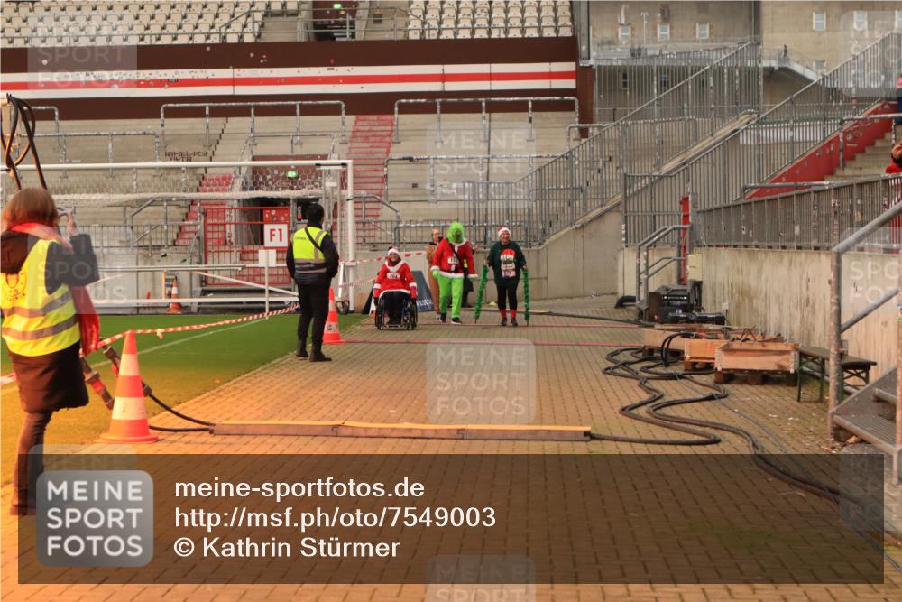 08.12.2024 - St. Pauli X-Mass-Run No. 14 Kathrin Stürmer Photography http://msf.ph/oto/7549003 08.12.2024 10:46:19 Ziel  meine-sportfotos.de