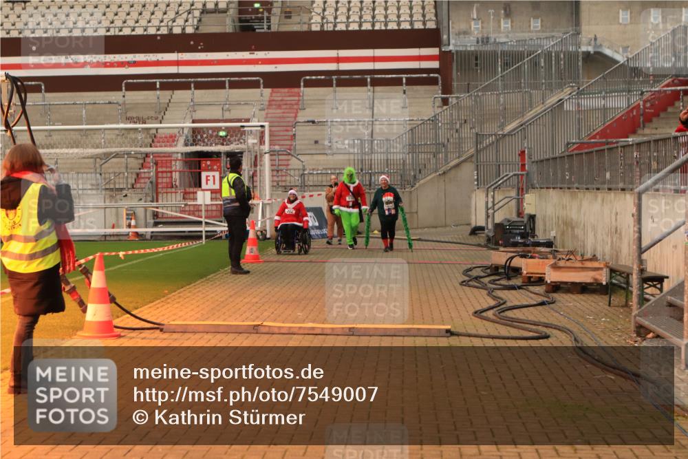 08.12.2024 - St. Pauli X-Mass-Run No. 14 Kathrin Stürmer Photography http://msf.ph/oto/7549007 08.12.2024 10:46:19 Ziel  meine-sportfotos.de