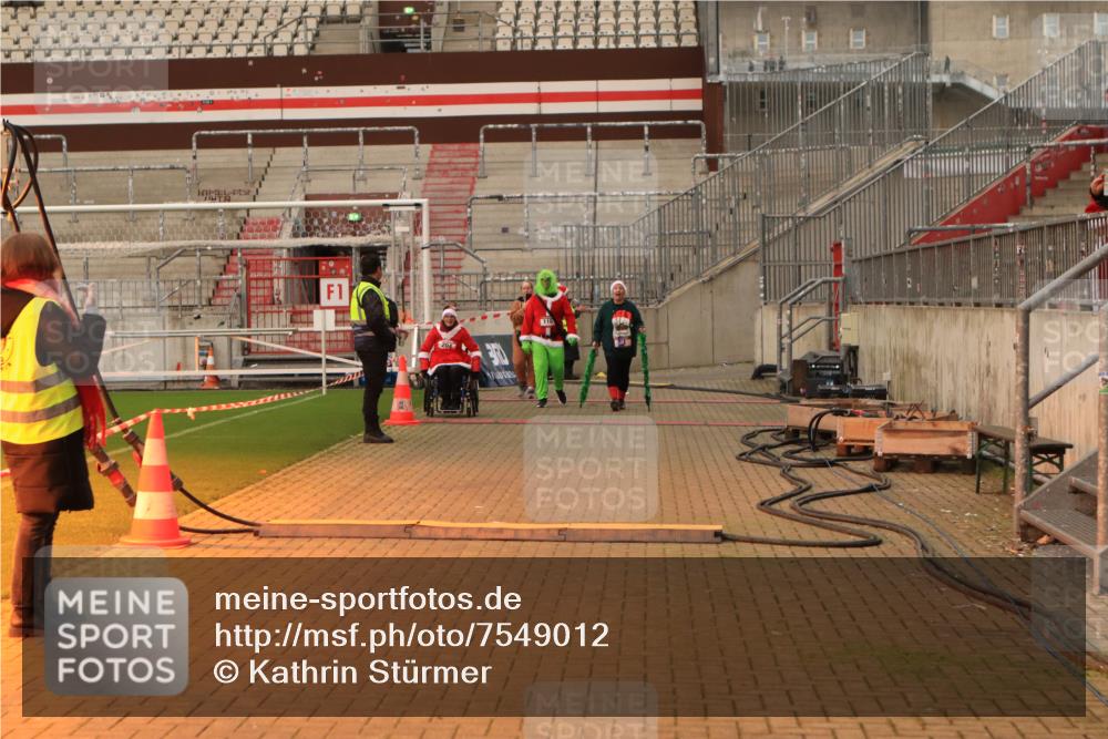 08.12.2024 - St. Pauli X-Mass-Run No. 14 Kathrin Stürmer Photography http://msf.ph/oto/7549012 08.12.2024 10:46:20 Ziel  meine-sportfotos.de