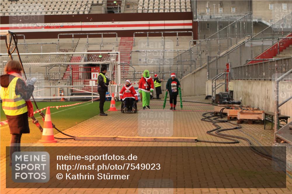 08.12.2024 - St. Pauli X-Mass-Run No. 14 Kathrin Stürmer Photography http://msf.ph/oto/7549023 08.12.2024 10:46:23 Ziel  meine-sportfotos.de