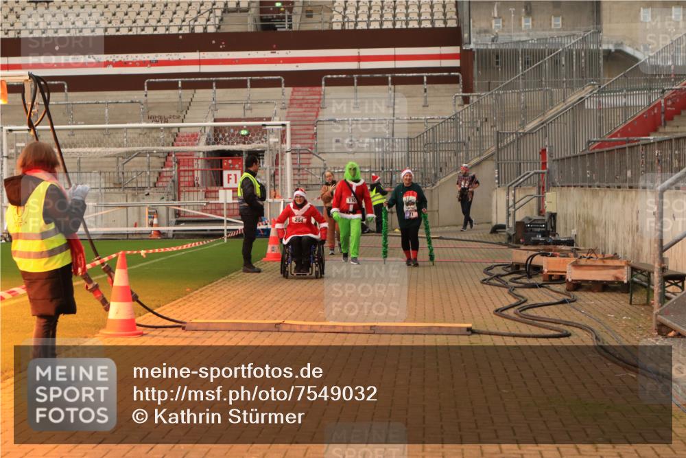08.12.2024 - St. Pauli X-Mass-Run No. 14 Kathrin Stürmer Photography http://msf.ph/oto/7549032 08.12.2024 10:46:24 Ziel  meine-sportfotos.de