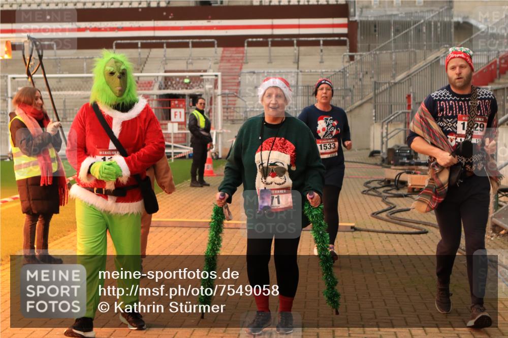 08.12.2024 - St. Pauli X-Mass-Run No. 14 Kathrin Stürmer Photography http://msf.ph/oto/7549058 08.12.2024 10:46:38 Ziel  meine-sportfotos.de