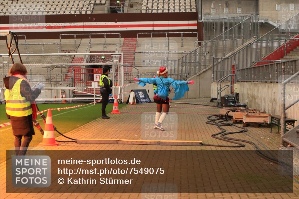 08.12.2024 - St. Pauli X-Mass-Run No. 14 Kathrin Stürmer Photography http://msf.ph/oto/7549075 08.12.2024 10:47:15 Ziel  meine-sportfotos.de