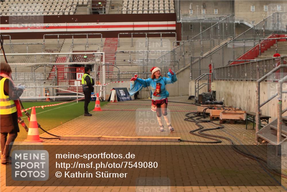 08.12.2024 - St. Pauli X-Mass-Run No. 14 Kathrin Stürmer Photography http://msf.ph/oto/7549080 08.12.2024 10:47:16 Ziel  meine-sportfotos.de
