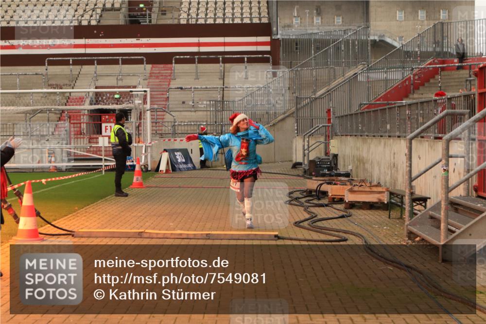08.12.2024 - St. Pauli X-Mass-Run No. 14 Kathrin Stürmer Photography http://msf.ph/oto/7549081 08.12.2024 10:47:17 Ziel  meine-sportfotos.de