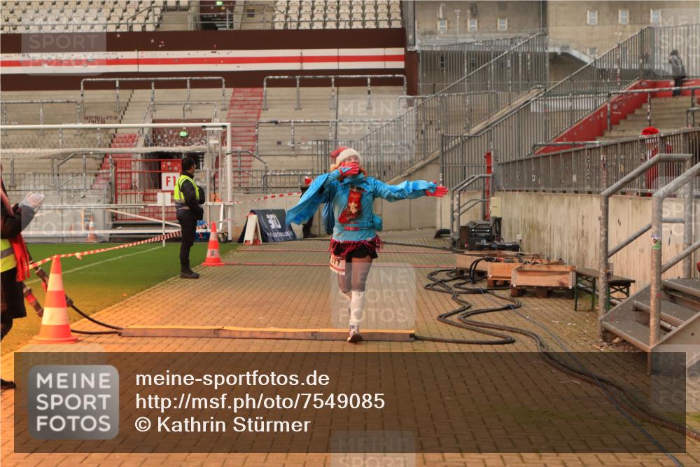 08.12.2024 - St. Pauli X-Mass-Run No. 14 Kathrin Stürmer Photography http://msf.ph/oto/7549085 08.12.2024 10:47:17 Ziel  meine-sportfotos.de