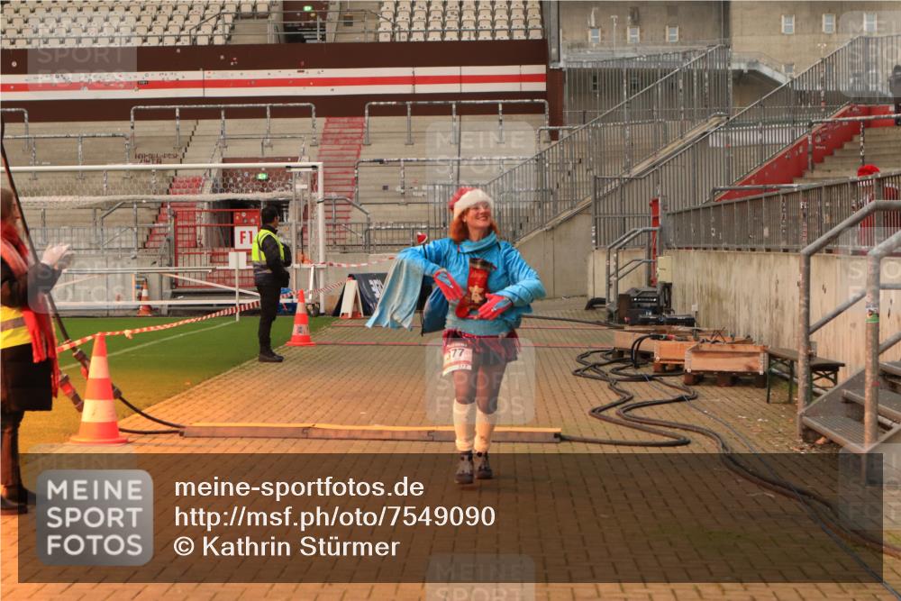 08.12.2024 - St. Pauli X-Mass-Run No. 14 Kathrin Stürmer Photography http://msf.ph/oto/7549090 08.12.2024 10:47:18 Ziel  meine-sportfotos.de