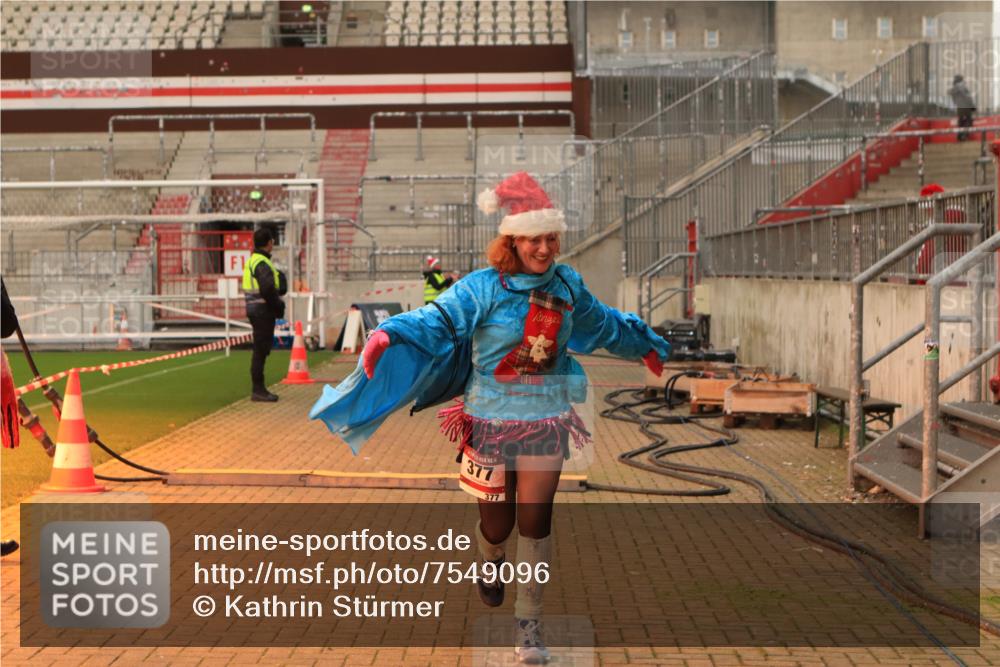 08.12.2024 - St. Pauli X-Mass-Run No. 14 Kathrin Stürmer Photography http://msf.ph/oto/7549096 08.12.2024 10:47:19 Ziel  meine-sportfotos.de