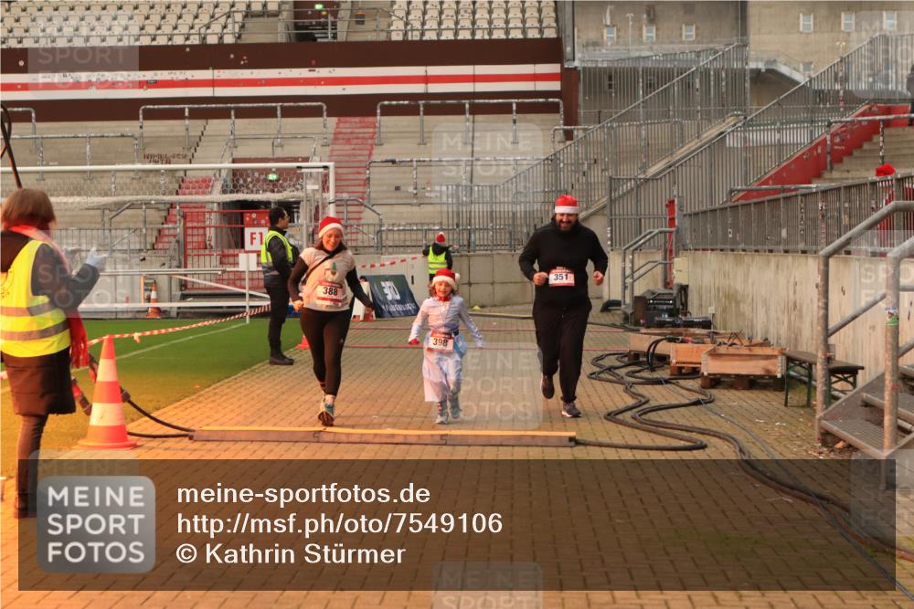 08.12.2024 - St. Pauli X-Mass-Run No. 14 Kathrin Stürmer Photography http://msf.ph/oto/7549106 08.12.2024 10:47:36 Ziel  meine-sportfotos.de