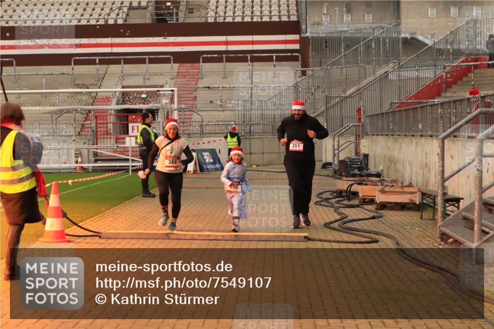 08.12.2024 - St. Pauli X-Mass-Run No. 14 Kathrin Stürmer Photography http://msf.ph/oto/7549107 08.12.2024 10:47:37 Ziel  meine-sportfotos.de