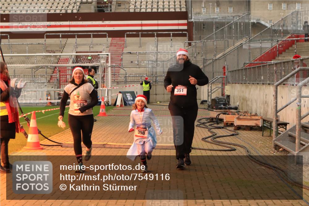 08.12.2024 - St. Pauli X-Mass-Run No. 14 Kathrin Stürmer Photography http://msf.ph/oto/7549116 08.12.2024 10:47:38 Ziel  meine-sportfotos.de