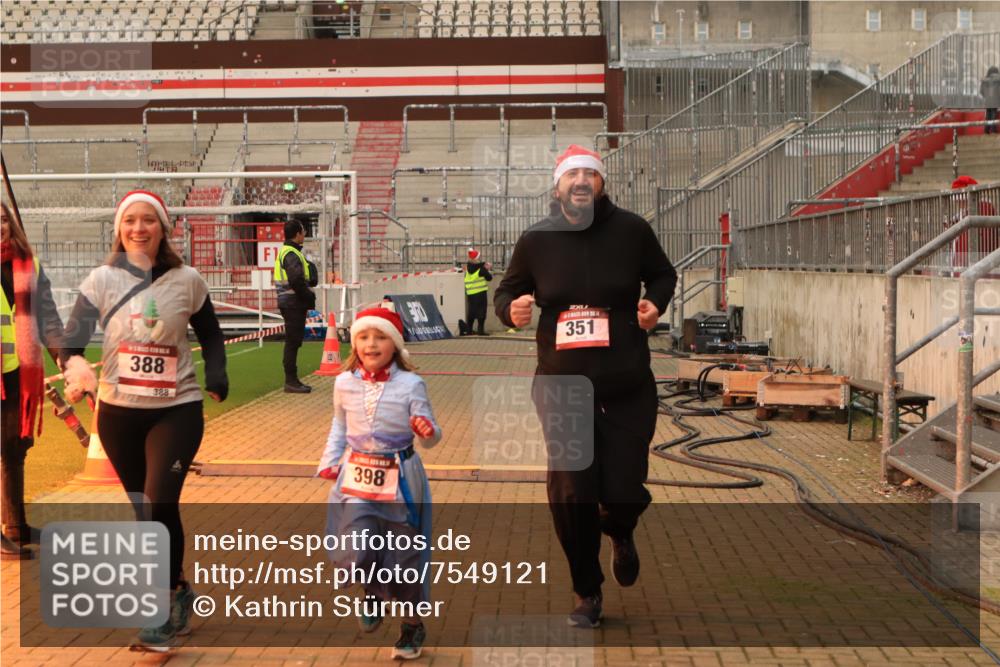 08.12.2024 - St. Pauli X-Mass-Run No. 14 Kathrin Stürmer Photography http://msf.ph/oto/7549121 08.12.2024 10:47:39 Ziel  meine-sportfotos.de