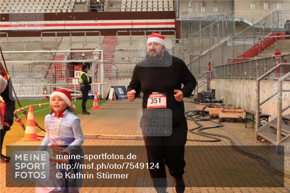 08.12.2024 - St. Pauli X-Mass-Run No. 14 Kathrin Stürmer Photography http://msf.ph/oto/7549124 08.12.2024 10:47:40 Ziel  meine-sportfotos.de