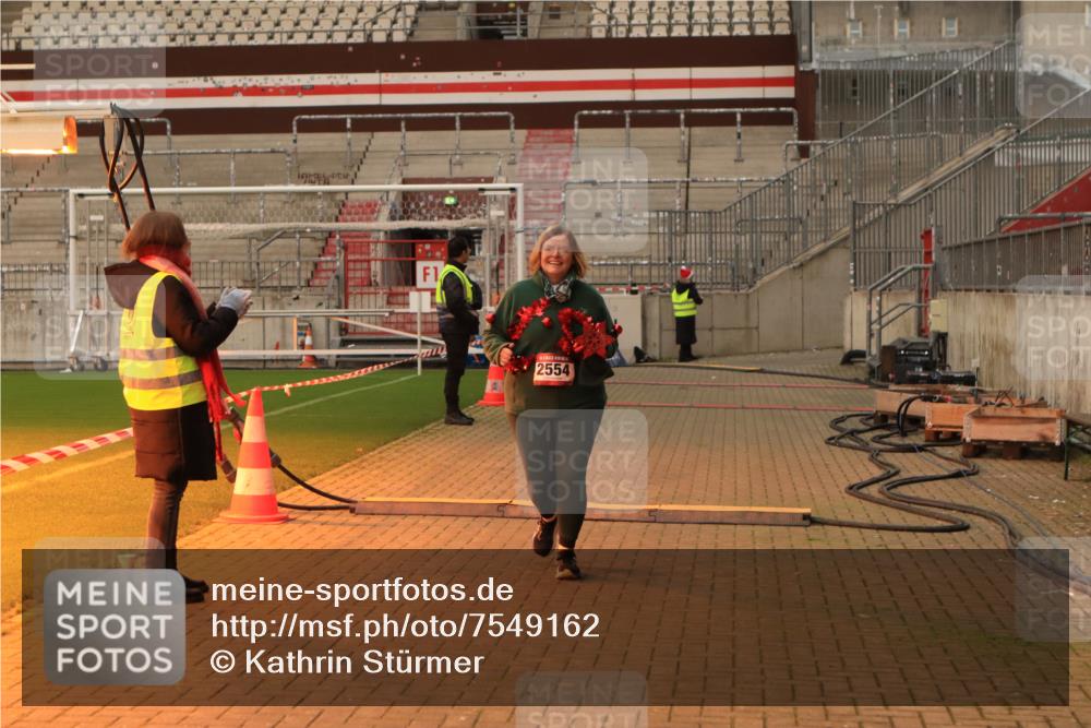 08.12.2024 - St. Pauli X-Mass-Run No. 14 Kathrin Stürmer Photography http://msf.ph/oto/7549162 08.12.2024 10:48:54 Ziel  meine-sportfotos.de