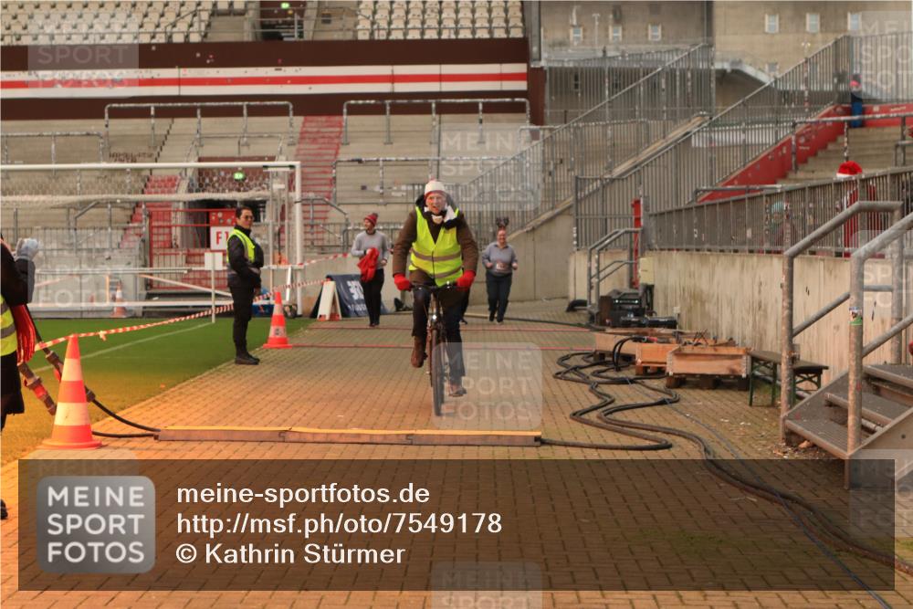 08.12.2024 - St. Pauli X-Mass-Run No. 14 Kathrin Stürmer Photography http://msf.ph/oto/7549178 08.12.2024 10:49:11 Ziel  meine-sportfotos.de