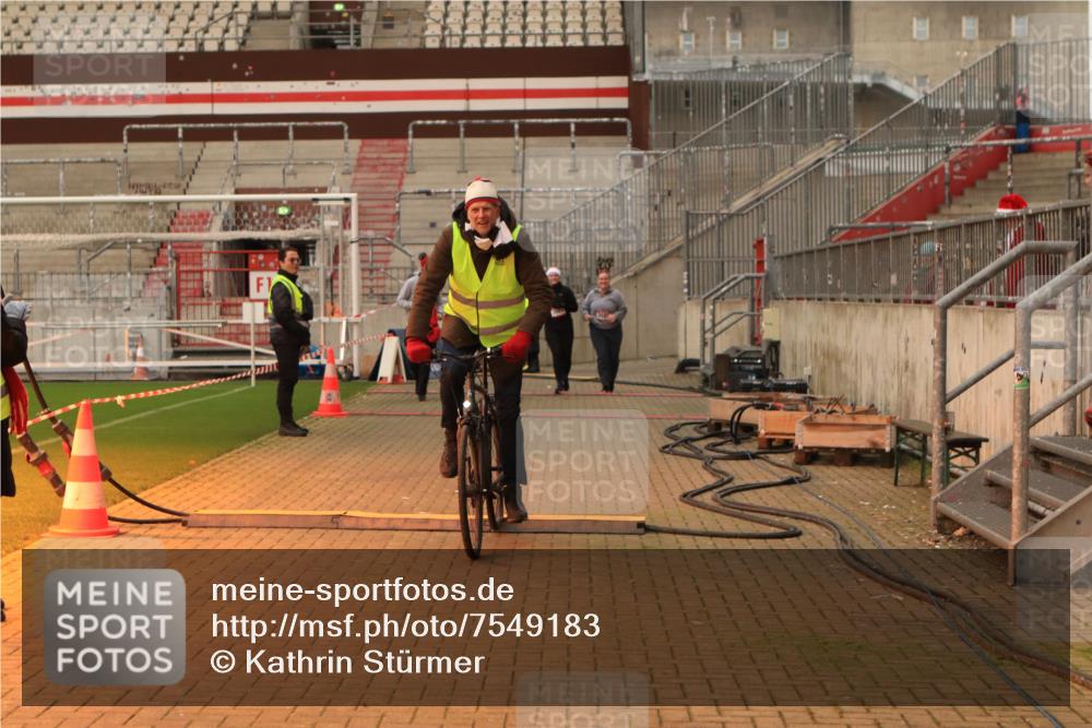 08.12.2024 - St. Pauli X-Mass-Run No. 14 Kathrin Stürmer Photography http://msf.ph/oto/7549183 08.12.2024 10:49:12 Ziel  meine-sportfotos.de