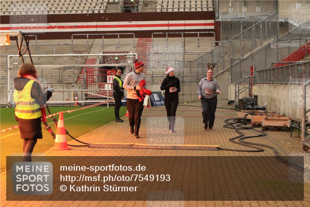 08.12.2024 - St. Pauli X-Mass-Run No. 14 Kathrin Stürmer Photography http://msf.ph/oto/7549193 08.12.2024 10:49:18 Ziel  meine-sportfotos.de