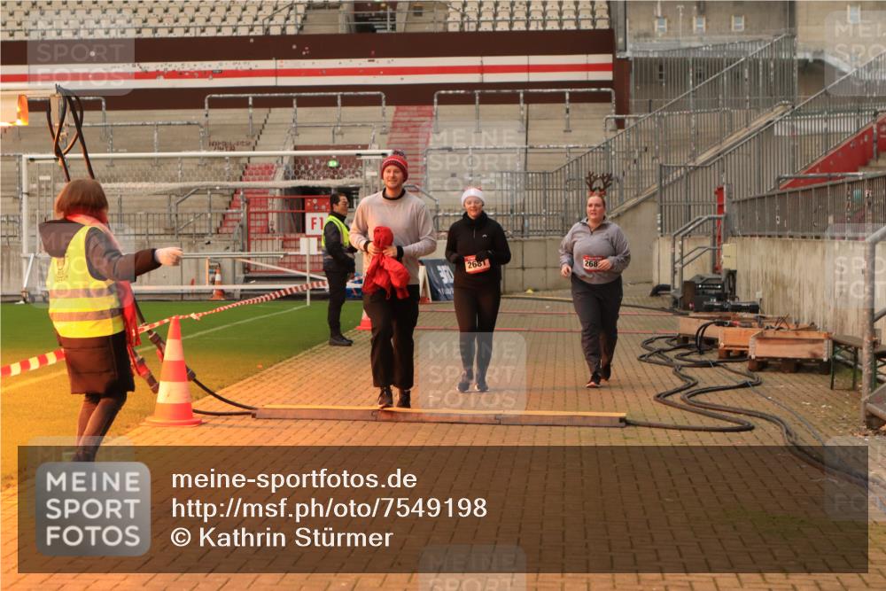08.12.2024 - St. Pauli X-Mass-Run No. 14 Kathrin Stürmer Photography http://msf.ph/oto/7549198 08.12.2024 10:49:19 Ziel  meine-sportfotos.de