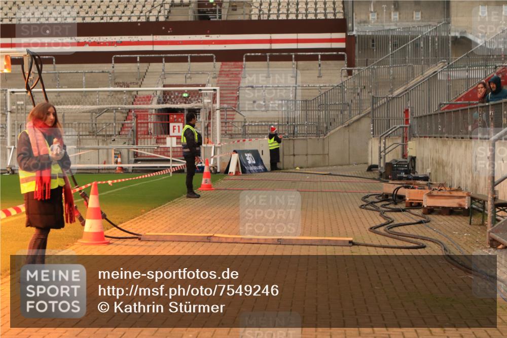 08.12.2024 - St. Pauli X-Mass-Run No. 14 Kathrin Stürmer Photography http://msf.ph/oto/7549246 08.12.2024 10:51:01 Ziel  meine-sportfotos.de