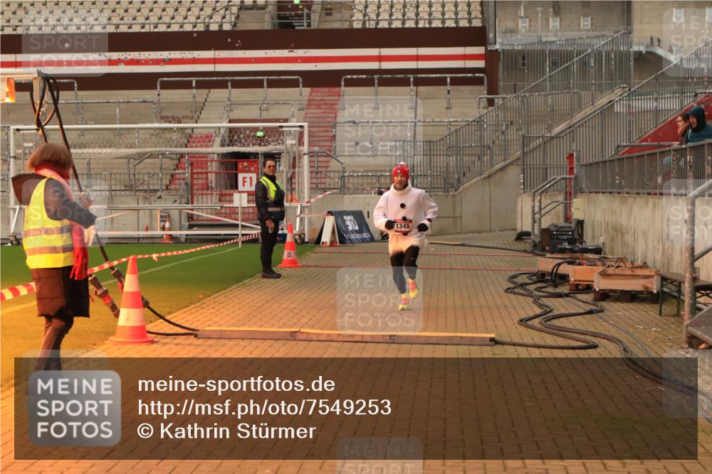 08.12.2024 - St. Pauli X-Mass-Run No. 14 Kathrin Stürmer Photography http://msf.ph/oto/7549253 08.12.2024 10:51:11 Ziel  meine-sportfotos.de