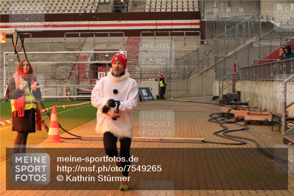 08.12.2024 - St. Pauli X-Mass-Run No. 14 Kathrin Stürmer Photography http://msf.ph/oto/7549265 08.12.2024 10:51:14 Ziel  meine-sportfotos.de