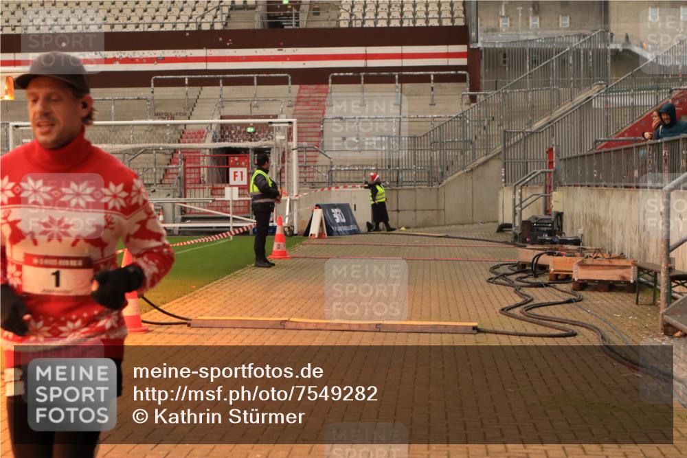 08.12.2024 - St. Pauli X-Mass-Run No. 14 Kathrin Stürmer Photography http://msf.ph/oto/7549282 08.12.2024 10:51:26 Ziel  meine-sportfotos.de