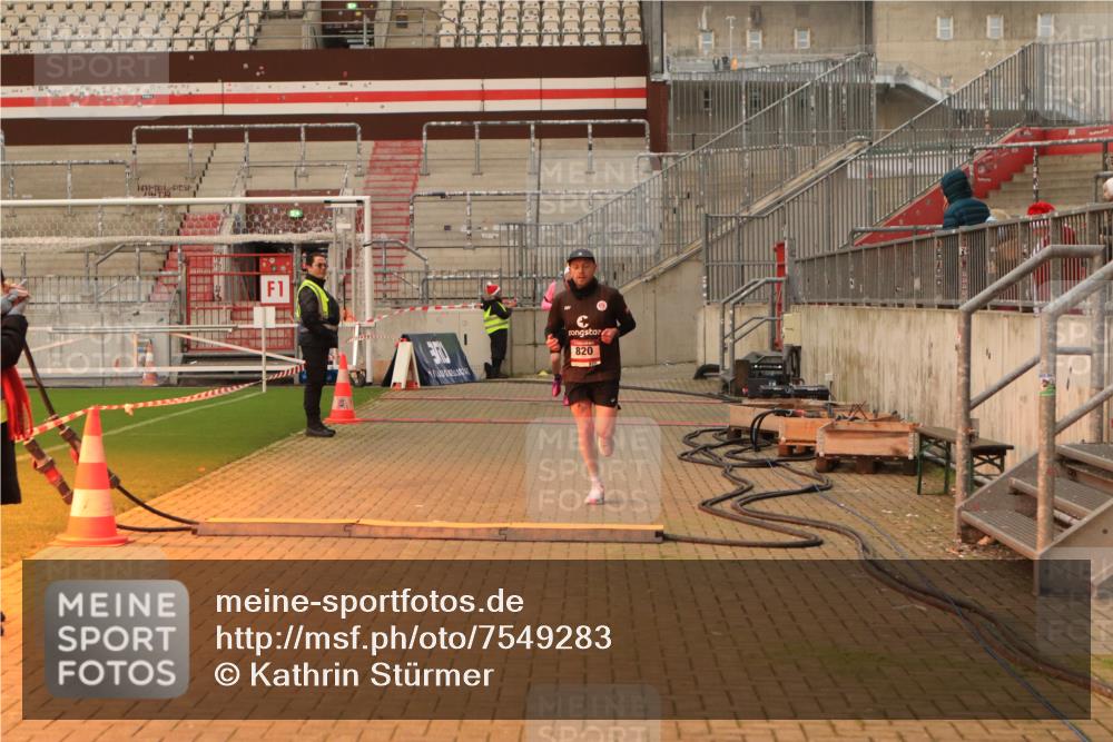 08.12.2024 - St. Pauli X-Mass-Run No. 14 Kathrin Stürmer Photography http://msf.ph/oto/7549283 08.12.2024 10:51:45 Ziel  meine-sportfotos.de
