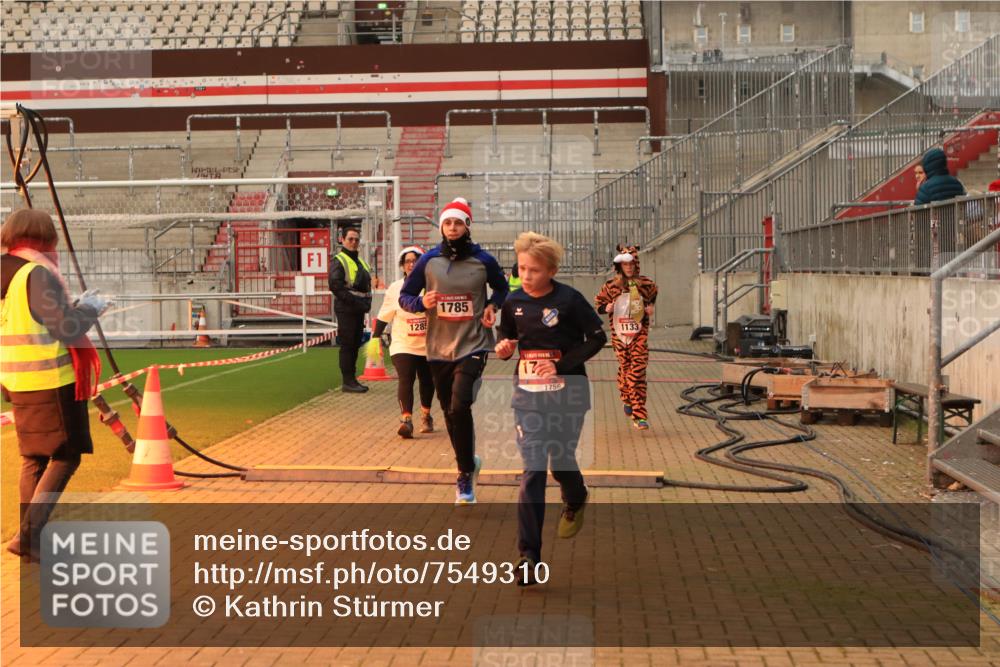 08.12.2024 - St. Pauli X-Mass-Run No. 14 Kathrin Stürmer Photography http://msf.ph/oto/7549310 08.12.2024 10:52:07 Ziel  meine-sportfotos.de
