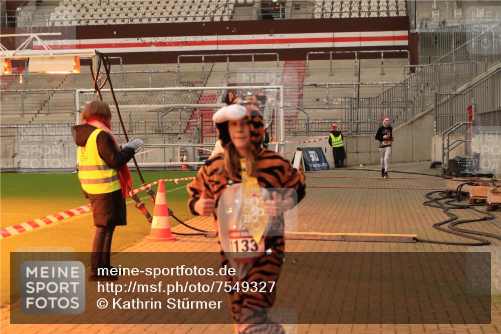 08.12.2024 - St. Pauli X-Mass-Run No. 14 Kathrin Stürmer Photography http://msf.ph/oto/7549327 08.12.2024 10:52:11 Ziel  meine-sportfotos.de