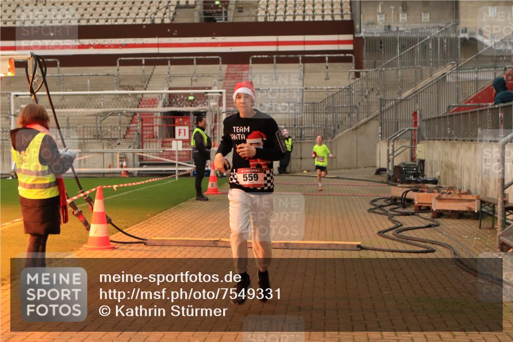 08.12.2024 - St. Pauli X-Mass-Run No. 14 Kathrin Stürmer Photography http://msf.ph/oto/7549331 08.12.2024 10:52:16 Ziel  meine-sportfotos.de