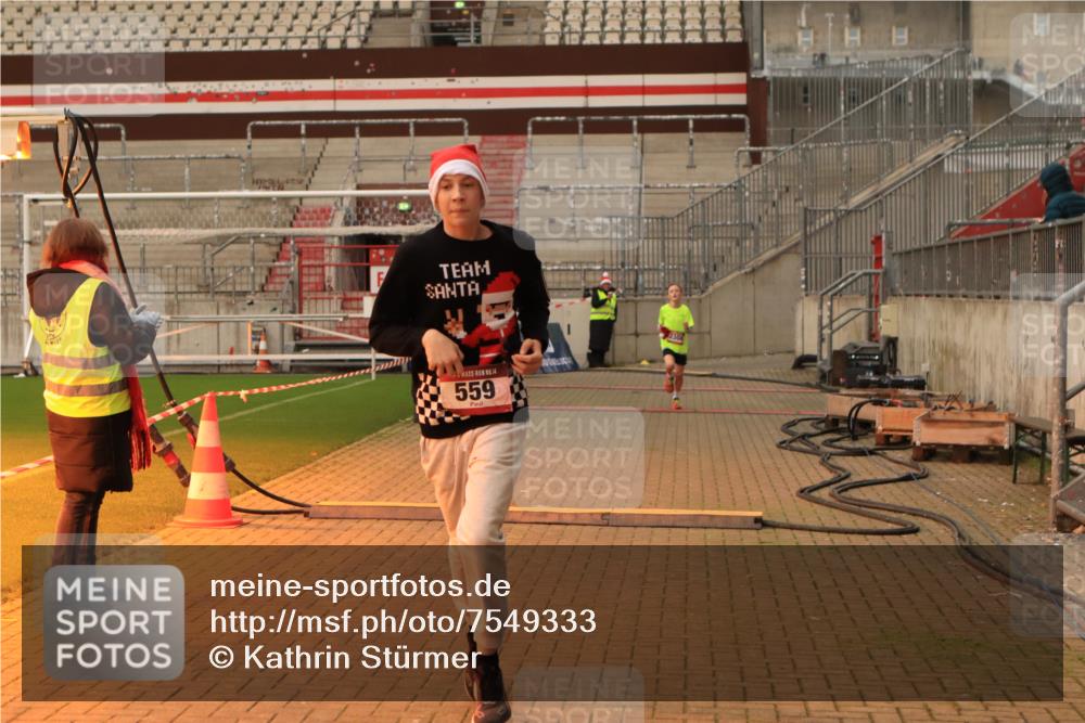 08.12.2024 - St. Pauli X-Mass-Run No. 14 Kathrin Stürmer Photography http://msf.ph/oto/7549333 08.12.2024 10:52:17 Ziel  meine-sportfotos.de