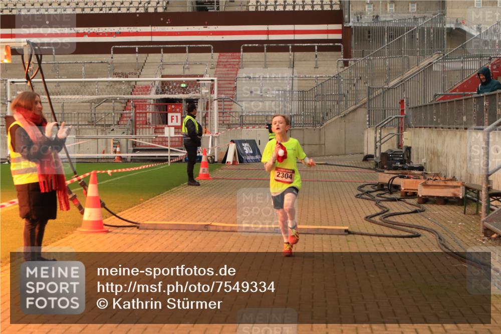 08.12.2024 - St. Pauli X-Mass-Run No. 14 Kathrin Stürmer Photography http://msf.ph/oto/7549334 08.12.2024 10:52:20 Ziel  meine-sportfotos.de