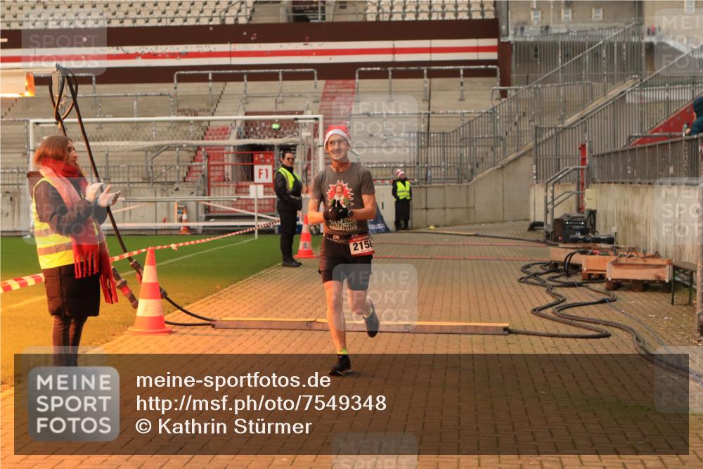 08.12.2024 - St. Pauli X-Mass-Run No. 14 Kathrin Stürmer Photography http://msf.ph/oto/7549348 08.12.2024 10:52:39 Ziel  meine-sportfotos.de