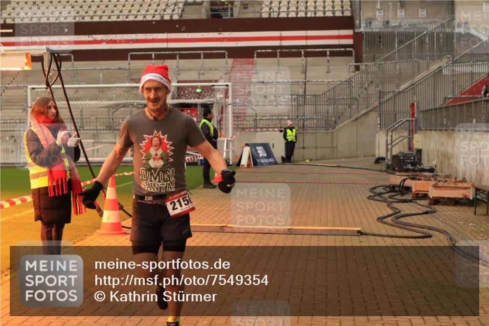 08.12.2024 - St. Pauli X-Mass-Run No. 14 Kathrin Stürmer Photography http://msf.ph/oto/7549354 08.12.2024 10:52:41 Ziel  meine-sportfotos.de