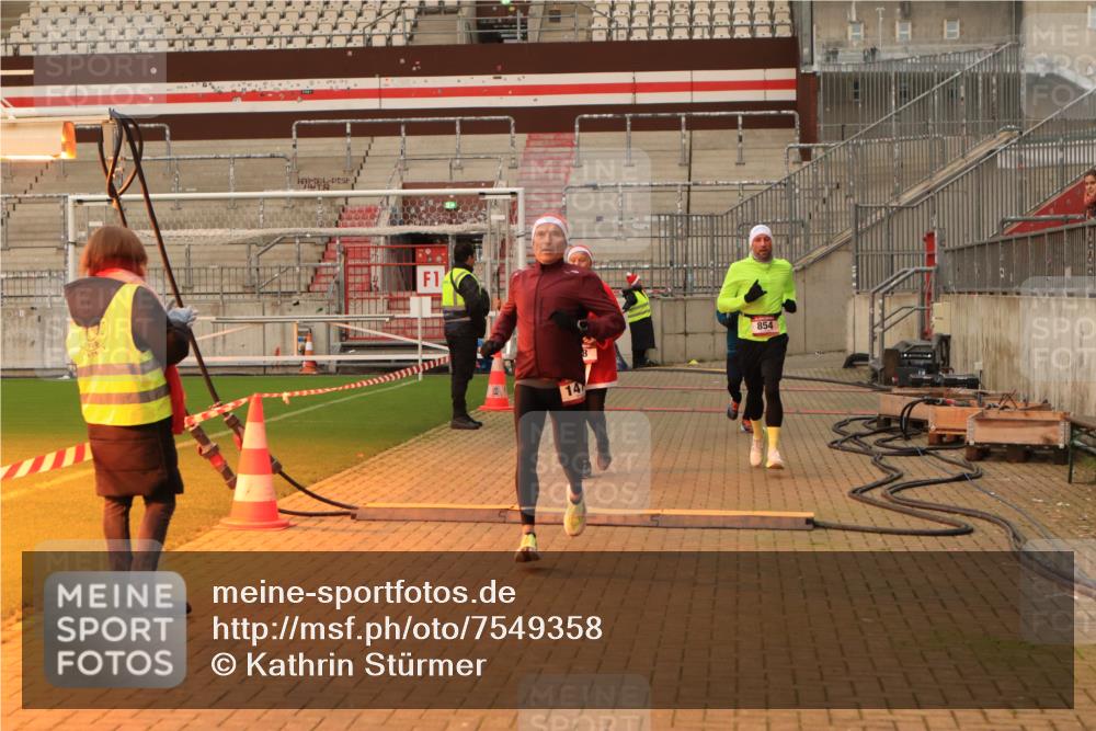 08.12.2024 - St. Pauli X-Mass-Run No. 14 Kathrin Stürmer Photography http://msf.ph/oto/7549358 08.12.2024 10:53:14 Ziel  meine-sportfotos.de
