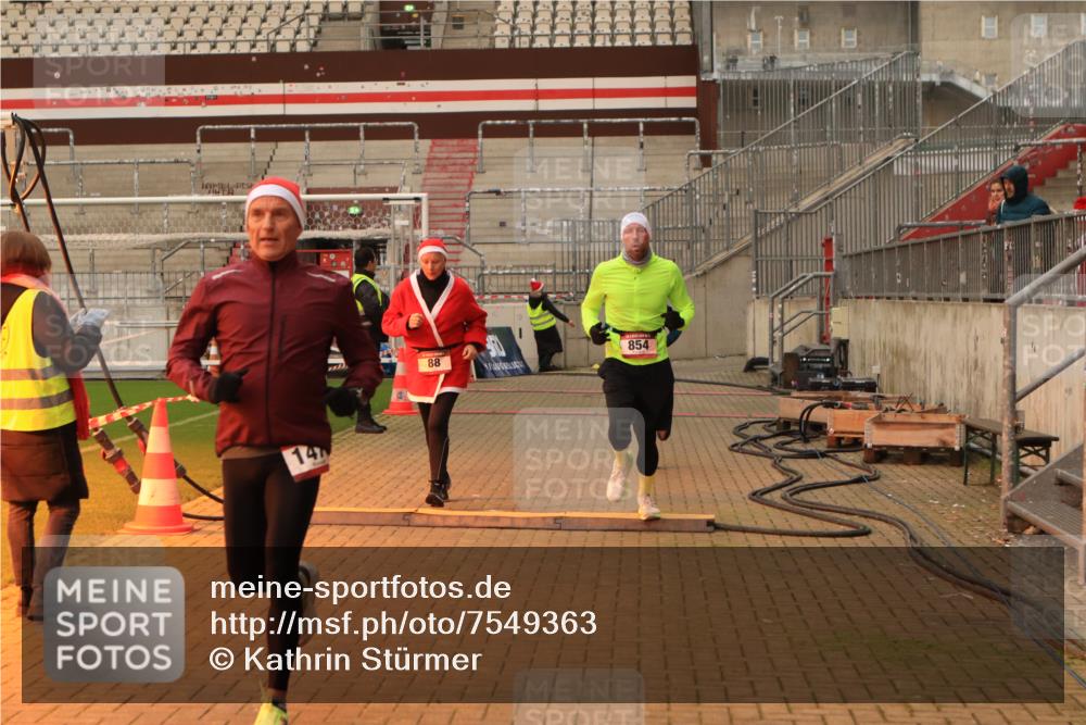 08.12.2024 - St. Pauli X-Mass-Run No. 14 Kathrin Stürmer Photography http://msf.ph/oto/7549363 08.12.2024 10:53:15 Ziel  meine-sportfotos.de