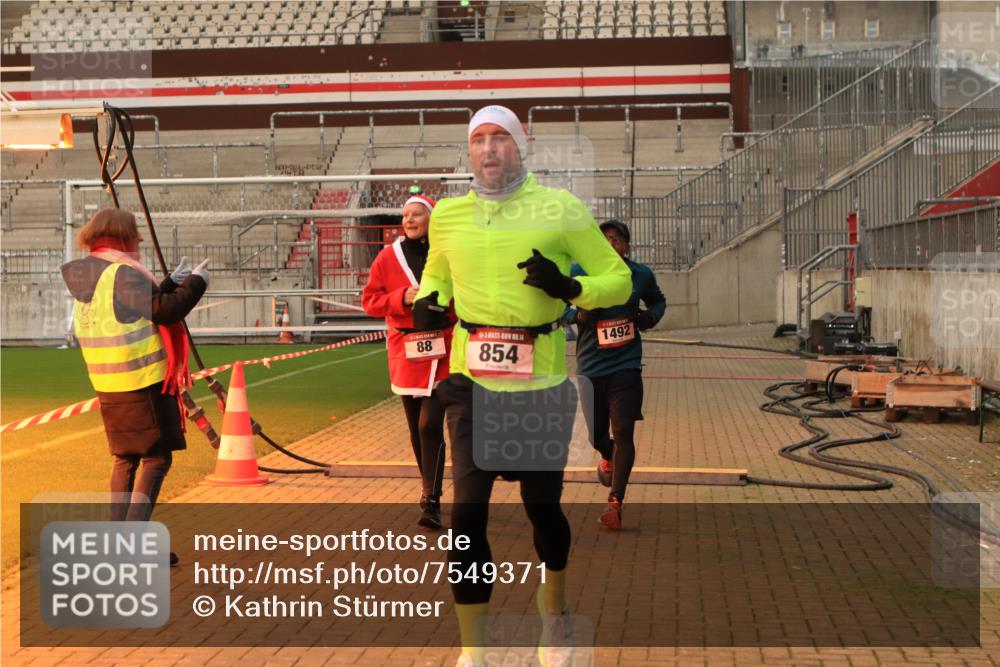 08.12.2024 - St. Pauli X-Mass-Run No. 14 Kathrin Stürmer Photography http://msf.ph/oto/7549371 08.12.2024 10:53:17 Ziel  meine-sportfotos.de