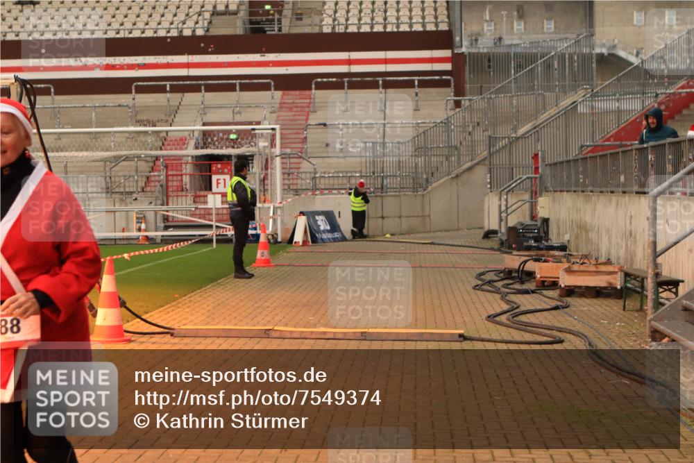 08.12.2024 - St. Pauli X-Mass-Run No. 14 Kathrin Stürmer Photography http://msf.ph/oto/7549374 08.12.2024 10:53:19 Ziel  meine-sportfotos.de
