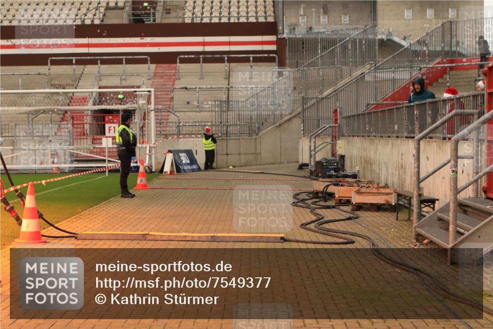 08.12.2024 - St. Pauli X-Mass-Run No. 14 Kathrin Stürmer Photography http://msf.ph/oto/7549377 08.12.2024 10:53:20 Ziel  meine-sportfotos.de