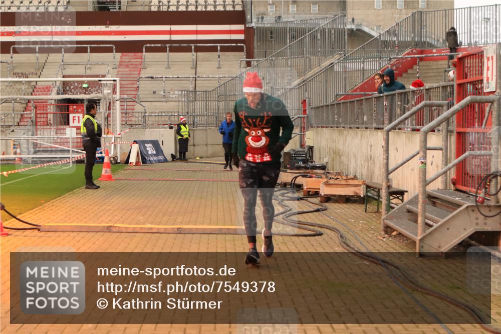08.12.2024 - St. Pauli X-Mass-Run No. 14 Kathrin Stürmer Photography http://msf.ph/oto/7549378 08.12.2024 10:53:33 Ziel  meine-sportfotos.de