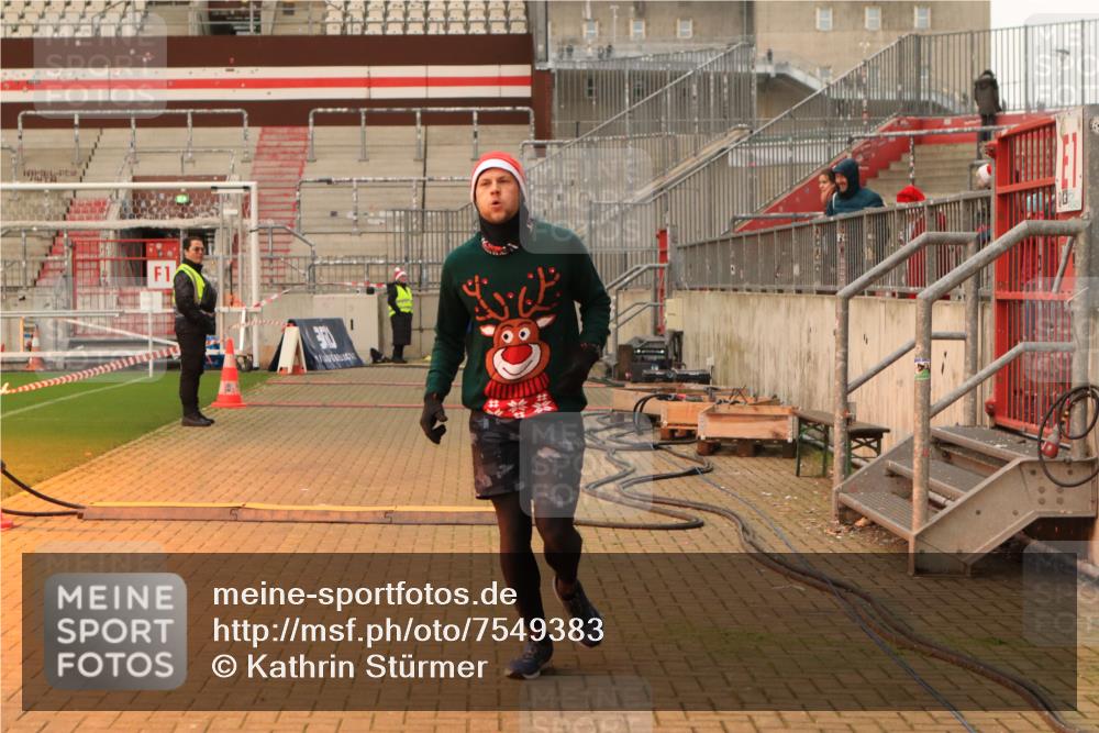 08.12.2024 - St. Pauli X-Mass-Run No. 14 Kathrin Stürmer Photography http://msf.ph/oto/7549383 08.12.2024 10:53:34 Ziel  meine-sportfotos.de