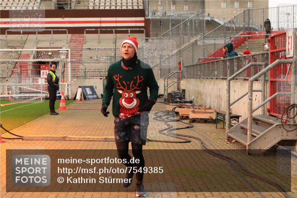 08.12.2024 - St. Pauli X-Mass-Run No. 14 Kathrin Stürmer Photography http://msf.ph/oto/7549385 08.12.2024 10:53:35 Ziel  meine-sportfotos.de