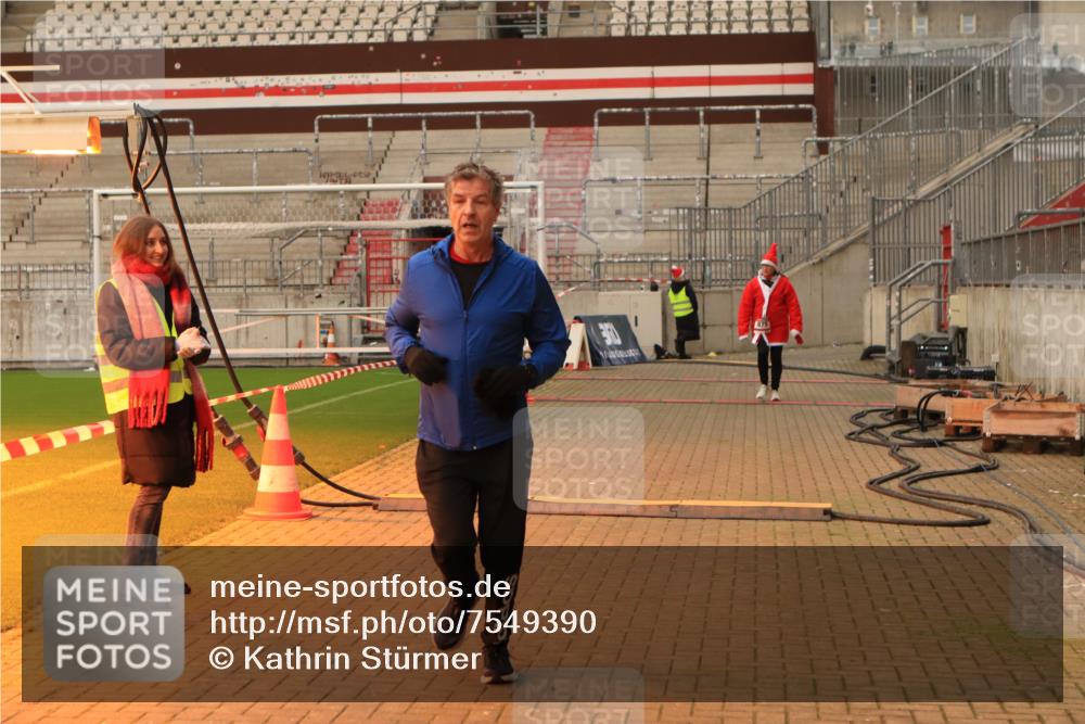 08.12.2024 - St. Pauli X-Mass-Run No. 14 Kathrin Stürmer Photography http://msf.ph/oto/7549390 08.12.2024 10:53:40 Ziel  meine-sportfotos.de