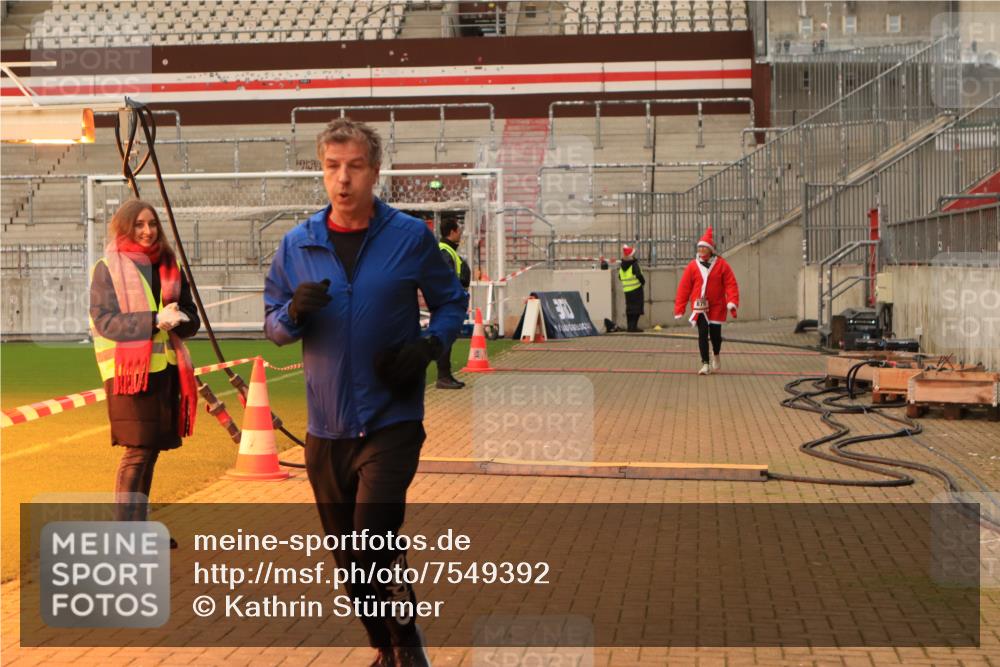 08.12.2024 - St. Pauli X-Mass-Run No. 14 Kathrin Stürmer Photography http://msf.ph/oto/7549392 08.12.2024 10:53:41 Ziel  meine-sportfotos.de
