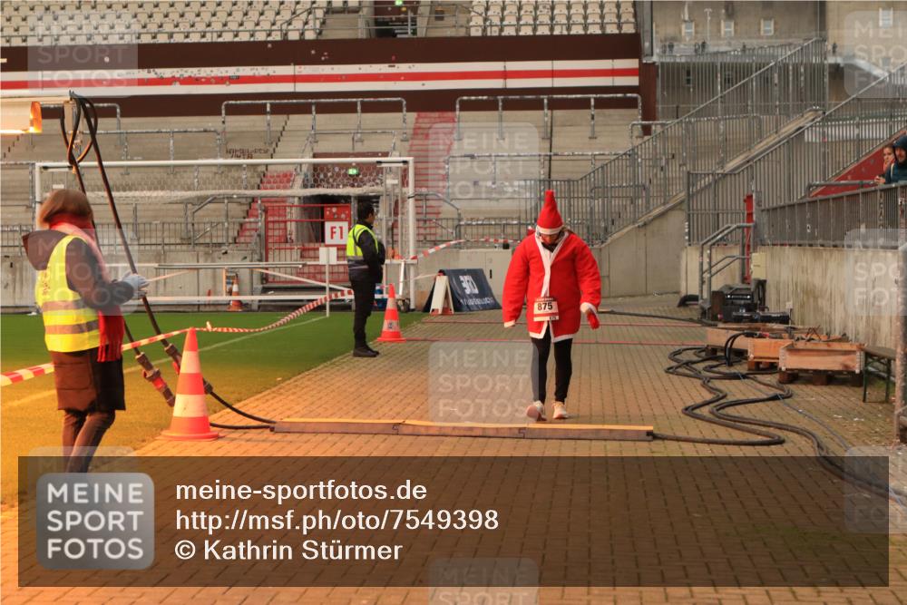08.12.2024 - St. Pauli X-Mass-Run No. 14 Kathrin Stürmer Photography http://msf.ph/oto/7549398 08.12.2024 10:53:47 Ziel  meine-sportfotos.de
