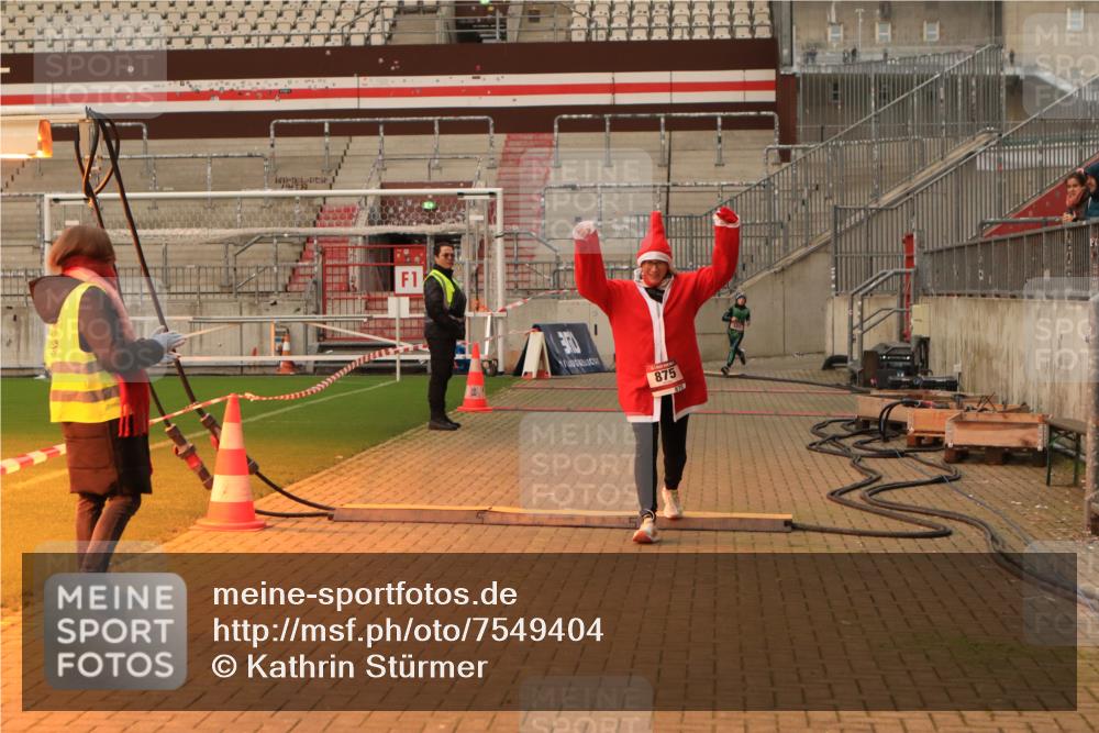 08.12.2024 - St. Pauli X-Mass-Run No. 14 Kathrin Stürmer Photography http://msf.ph/oto/7549404 08.12.2024 10:53:49 Ziel  meine-sportfotos.de