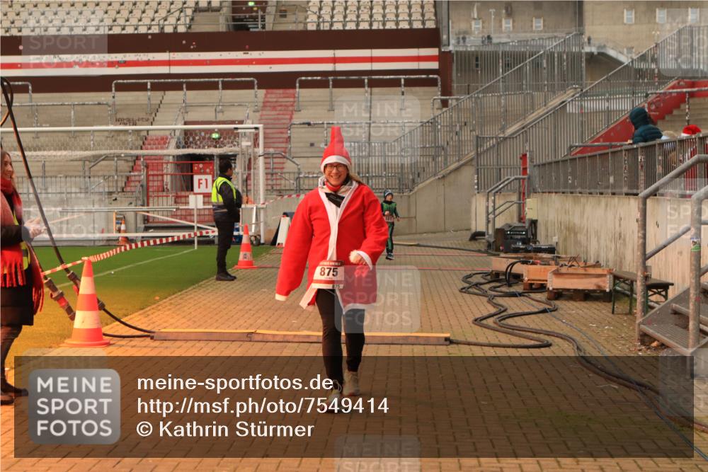 08.12.2024 - St. Pauli X-Mass-Run No. 14 Kathrin Stürmer Photography http://msf.ph/oto/7549414 08.12.2024 10:53:51 Ziel  meine-sportfotos.de
