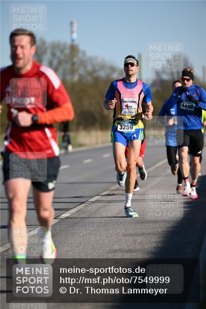 06.04.2025 - 44. Internationalen Wilhelmsburger Insellauf Dr. Thomas Lammeyer http://msf.ph/oto/7549999 06.04.2025 09:20:25 Laufen 4430, 3259 meine-sportfotos.de